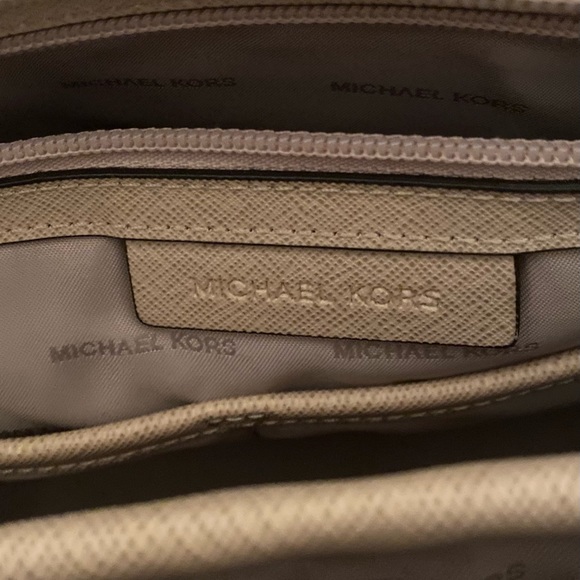 Michael Kors Jet Set Travel Tote - Picture 9 of 14